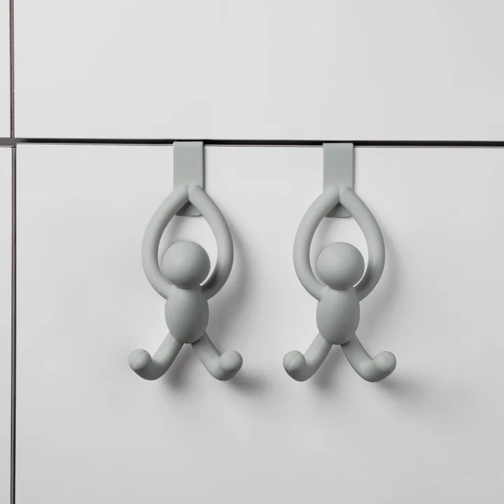 La porte Buddy s'accroche à la porte d'une armoire à partir de Umbra