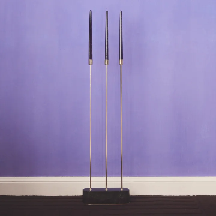 Le chandelier Grasil pour le sol d' AYTM un mur violet