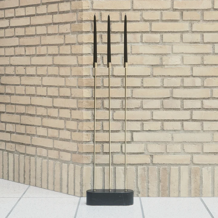 Le chandelier Grasil pour le sol d' AYTM un mur de pierre