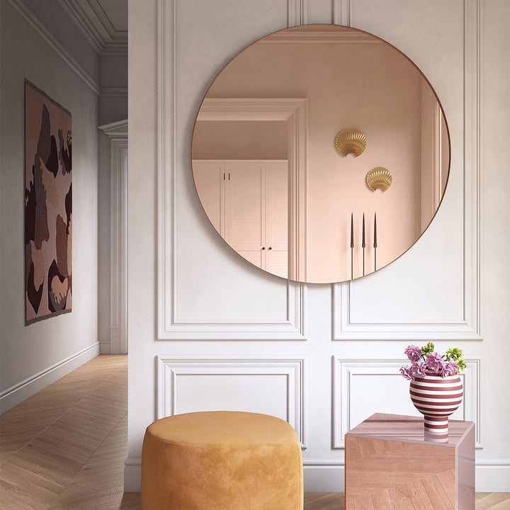 Le miroir mural Circum avec verre teinté rose de AYTM dans un appartement ancien et lumineux