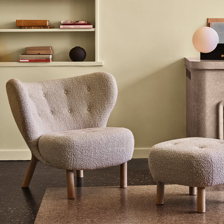 Le Little Petra Lounge Chair avec Pouf de & Tradition dans le salon