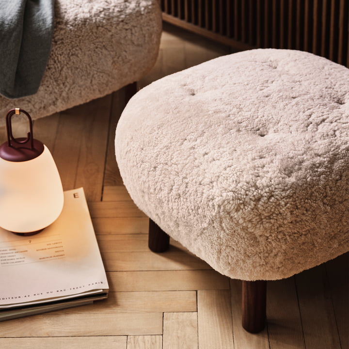 Le pouf ATD1 de & Tradition sur un parquet en bois