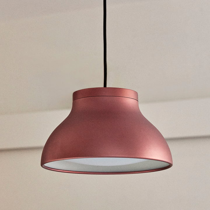 La lampe suspendue PC de Hay dans la couleur blush red