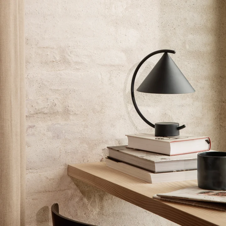 La lampe de table Meridian de Ferm Living en noir sur une table en bois
