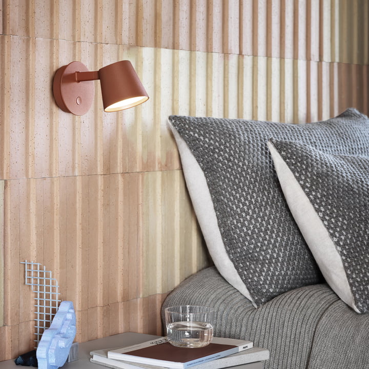 L'applique murale Tip de Muuto comme lampe de nuit au-dessus du lit