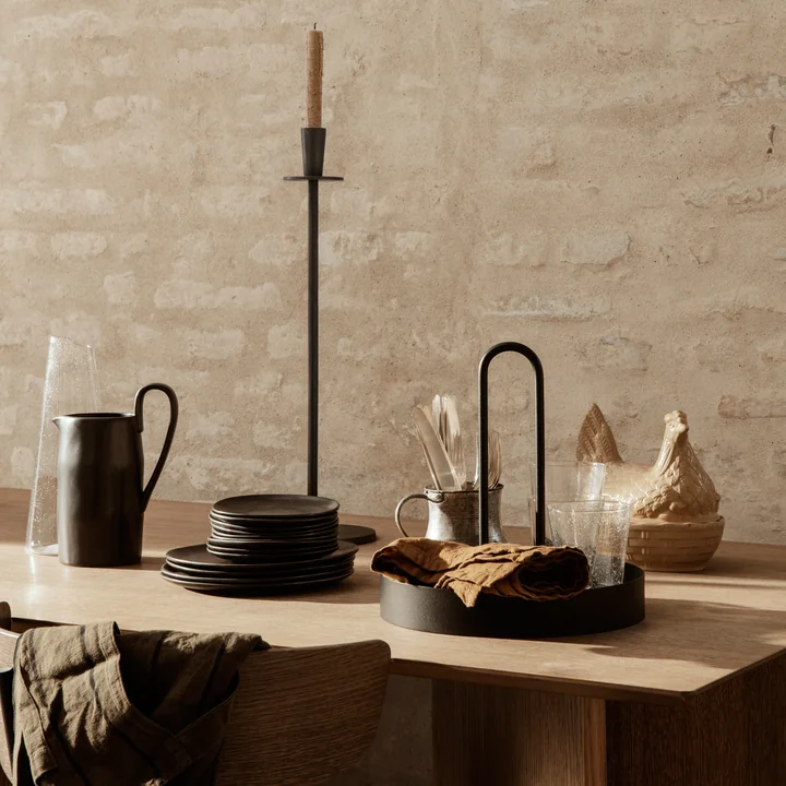 Le plateau Grib de Ferm Living on the laid dining table comme espace de rangement pour les verres et les torchons