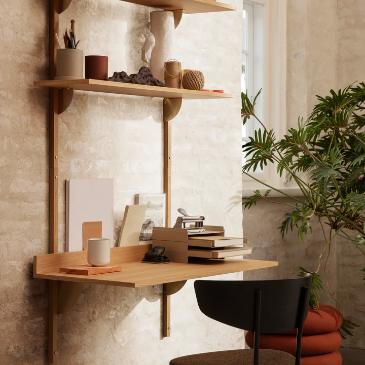 Le bureau Sector par ferm Vivre en chêne naturel comme table de travail en combinaison avec des étagères murales et une chaise