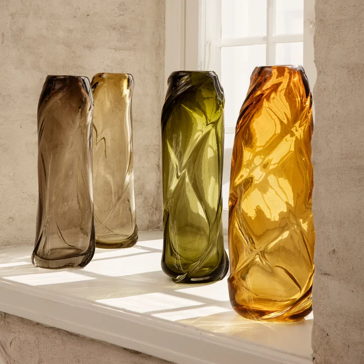 Le vase Water Swirl de Ferm Living dans ses différentes couleurs sur le rebord de la fenêtre