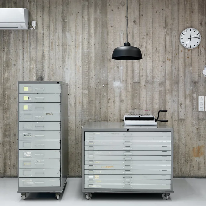 Le w162 Dalston Luminaire suspendu à LED de Wästberg dans un simple couloir de bureau avec des étagères mobiles grises