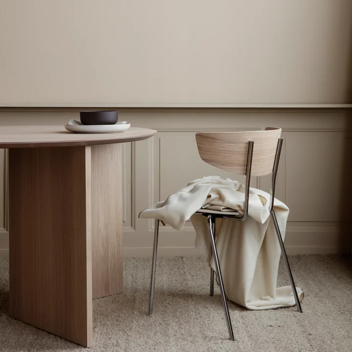 Le site Herman Chaise de Ferm Living avec un plafond lumineux à côté d'une table à manger en chêne