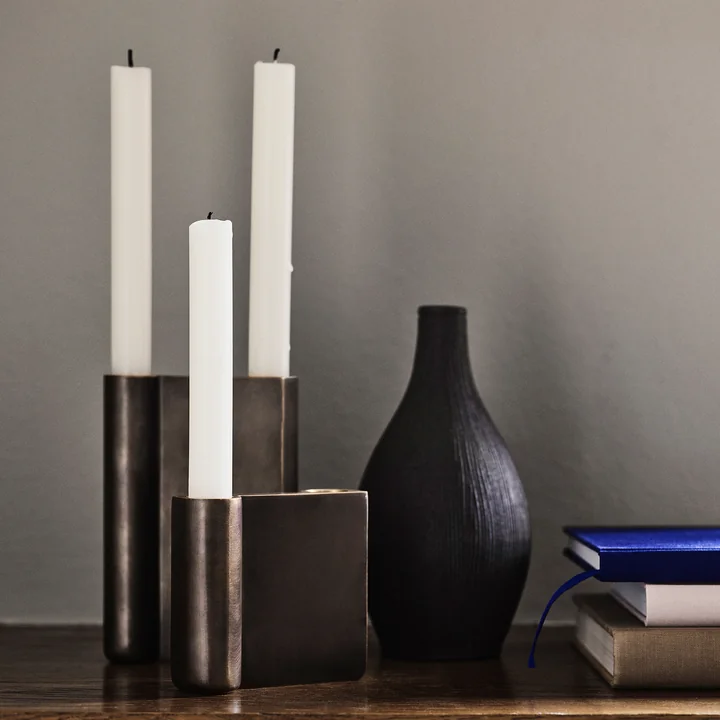 Le bougeoir Collect de & La tradition dans ses différentes tailles avec des bougies blanches