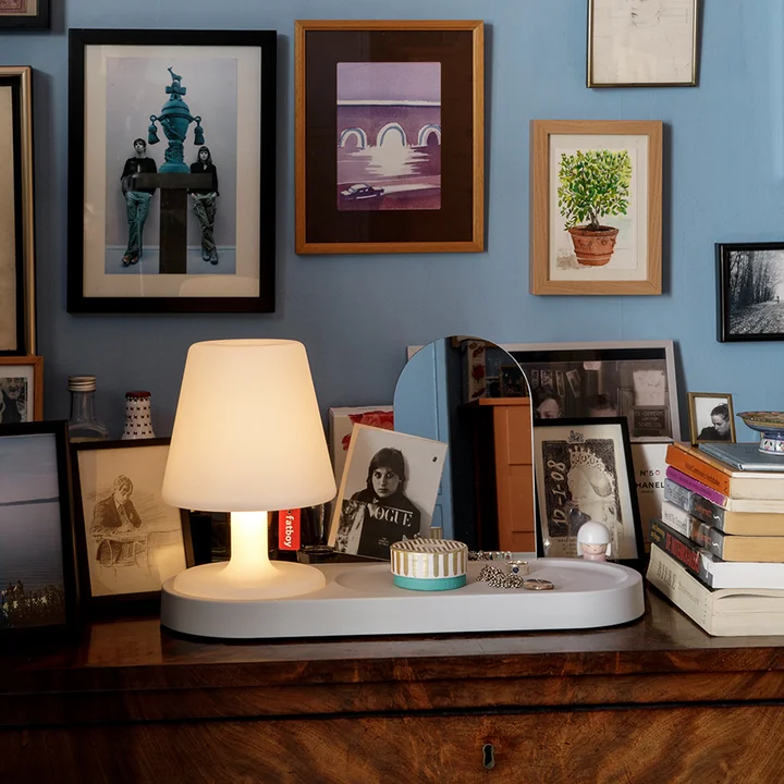 Résidence pour Edison the Petit sur le sideboard