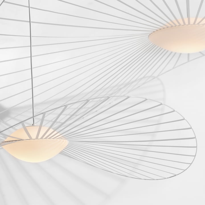 La suspension Vertigo Nova de Petite Friture en blanc avec sa boule de verre lumineuse et ses fines tiges