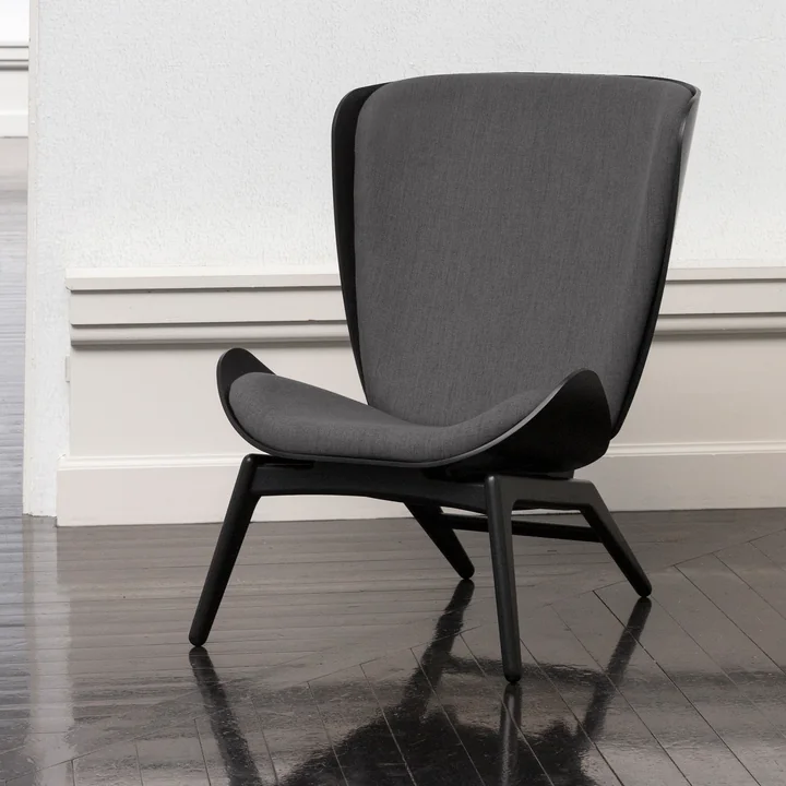 The Reader Fauteuil de Umage en noir / slate grey sur un parquet noir