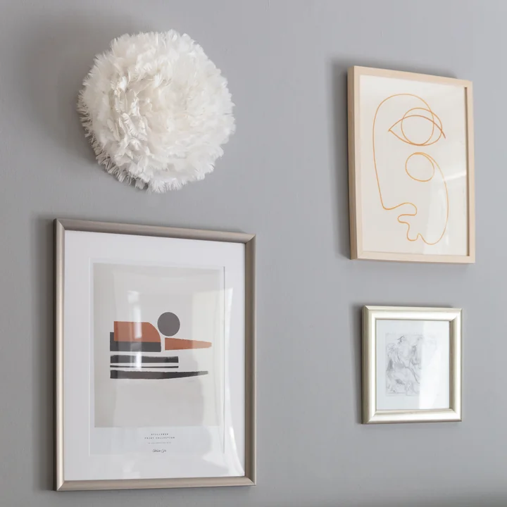 EOS Up Le plafonnier et l'applique Mini de Umage au mur à côté de photos encadrées