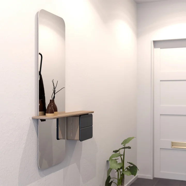Le One More Look Miroir de Umage en chêne / anthracite dans le couloir à côté d'une plante d'intérieur