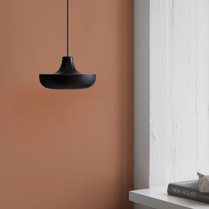 Cassini La lampe LED suspendue Mini de Umage en noir devant un mur rouge-brun