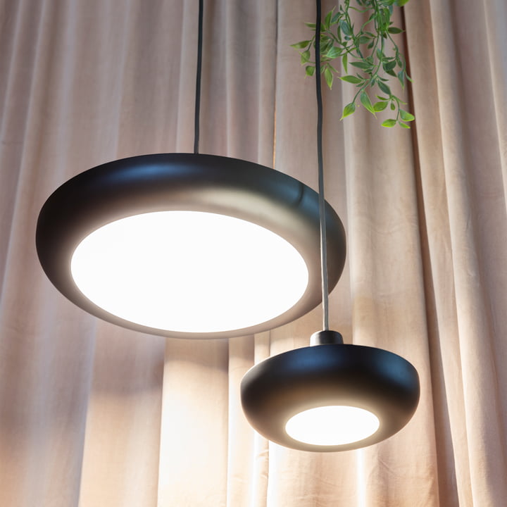 Les luminaires LED suspendus Cassini de Umage en noir, vus d'en bas