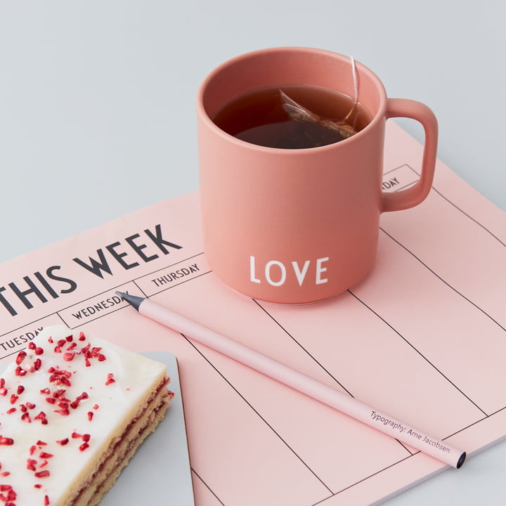 Le mug en porcelaine AJ Favourite de Design Letters dans Love / nude sur un calendrier rose