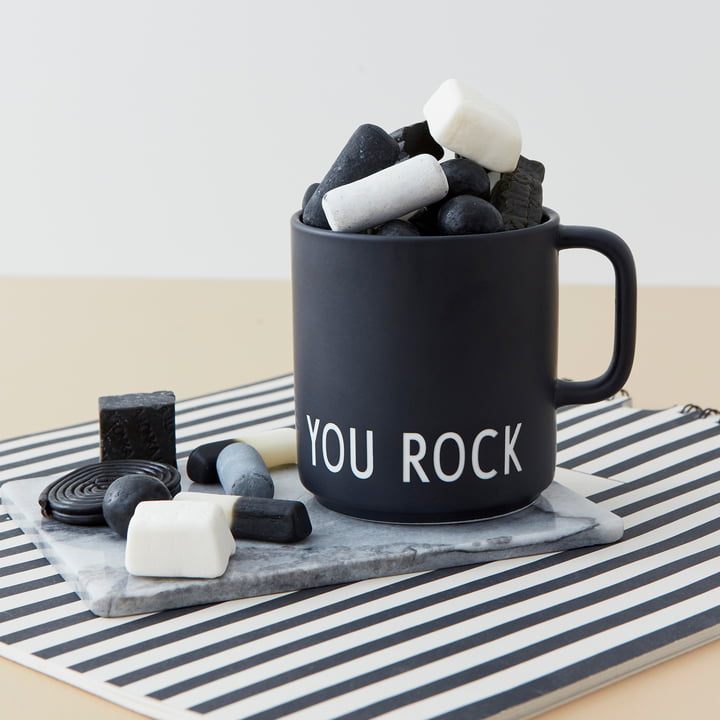 Le gobelet en porcelaine AJ Favourite de Design Letters en You Rock /noir rempli de bonbons noirs et blancs