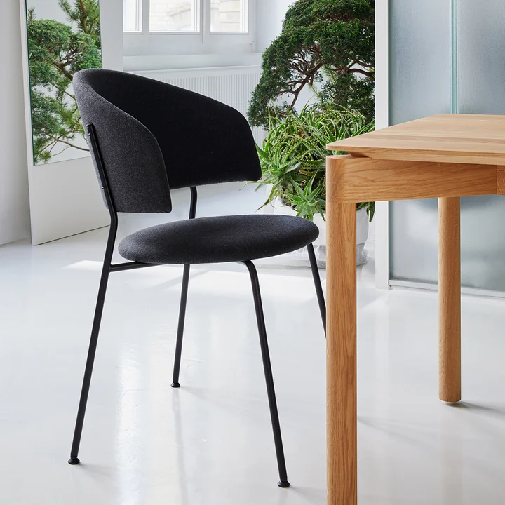 Le Wagner noir Dining Chair de OUT Objekte unserer Tage à une table de salle à manger en bois