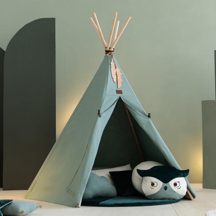 La tente Nevada Tipi & Coussins animaux de Nobodinoz sont des accessoires ludiques et élégants pour la chambre d'enfant.