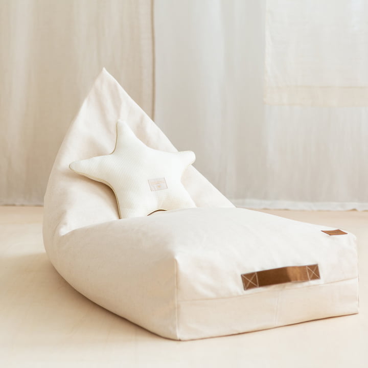 Le pouf pour enfants Oasis de Nobodinoz en nature avec un coussin blanc