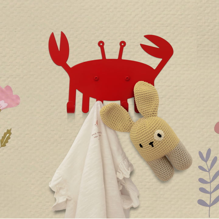 Le crochet mural Little Crab de vonbox avec vêtements et peluche dans la chambre des enfants