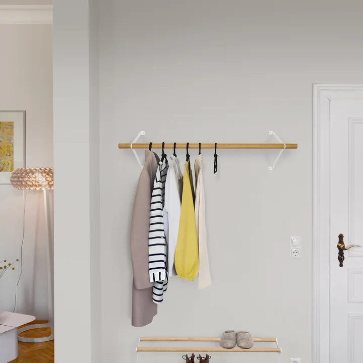 Le porte-manteau mural Lilli de vonbox dans le couloir au-dessus d'un porte-chaussures