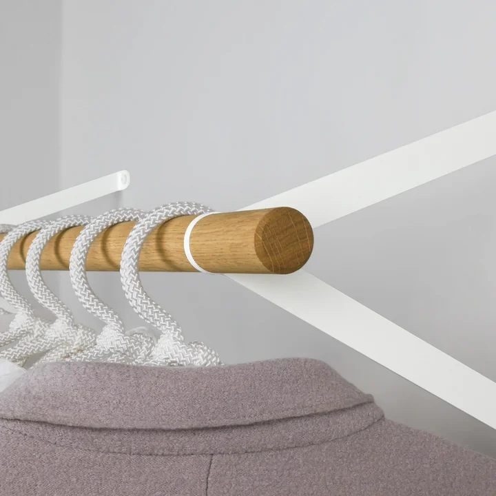 Le portemanteau mural Lilli de vonbox est maintenu au mur par de minces supports en acier