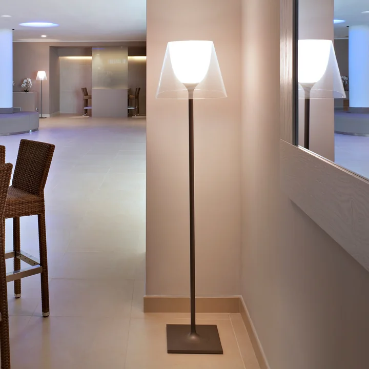 Le K Tribe Lampadaire F2 de Flos avec abat-jour transparent dans un grand hall