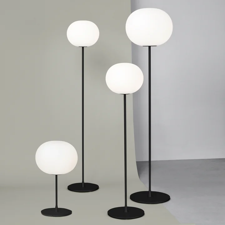 Les lampadaires et la lampe de table Glo Ball de Flos en noir mat