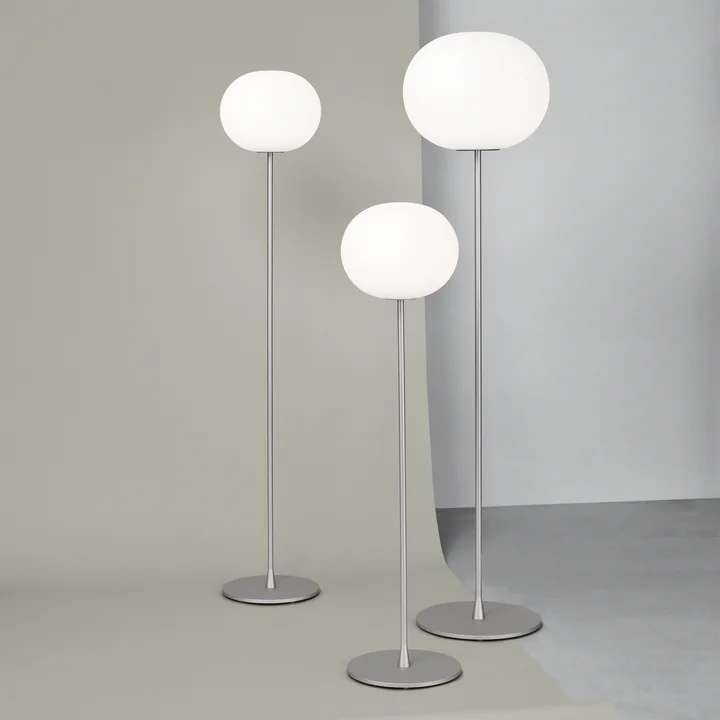 Les lampadaires Glo Ball de Flos en argent mat dans leurs différentes tailles