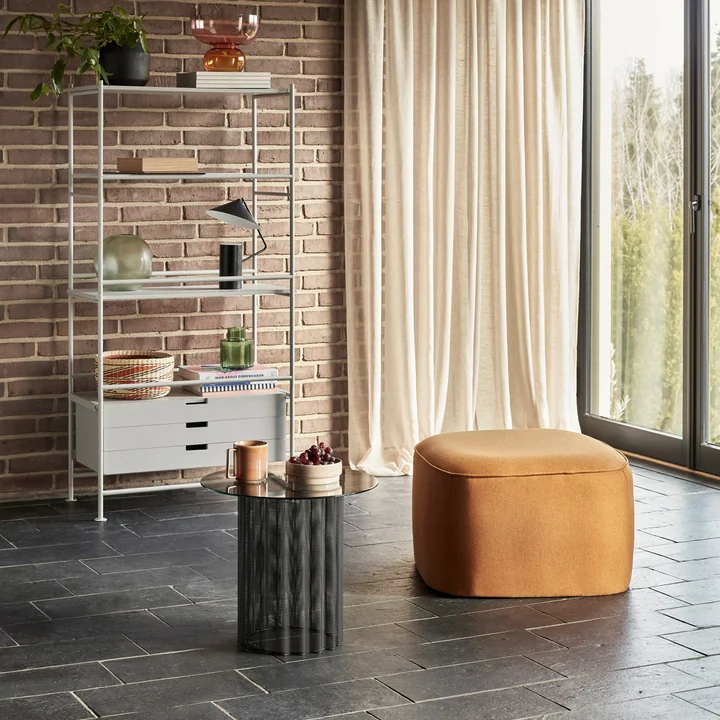 La lampe de table en métal de Hübsch Interior dans une étagère murale spacieuse