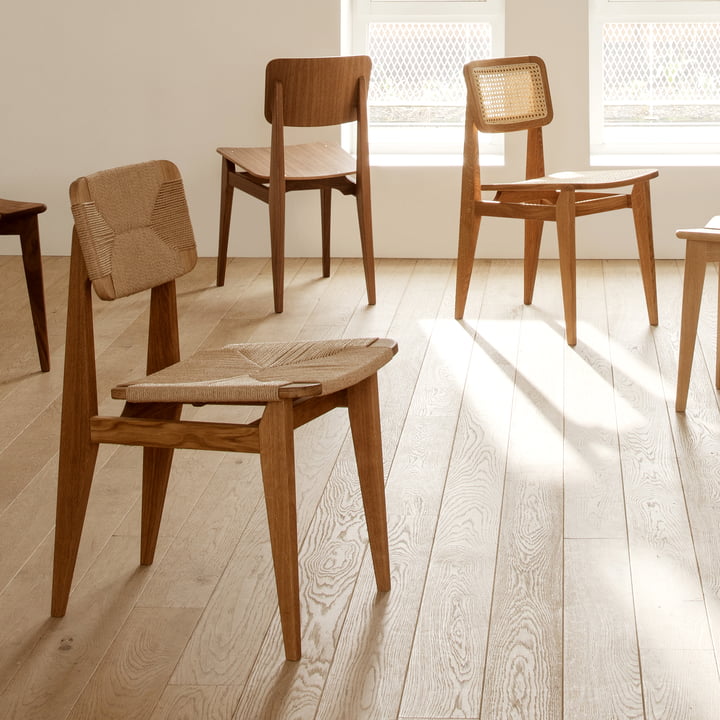 Des chaises compactes et stables en bois et en corde de papier