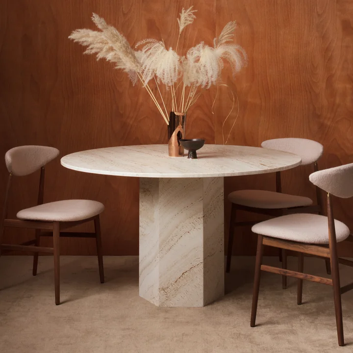 Une table à manger en pierre de style dans une ambiance classique