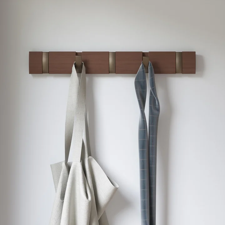 Le porte-manteau Flip Hook 5er de Umbra en noyer, clair / or avec sac et foulard