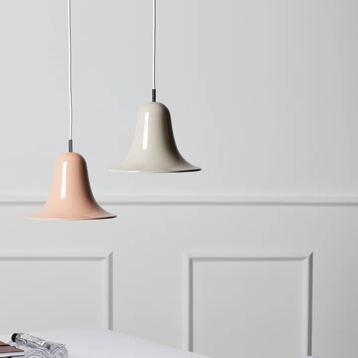 Deux luminaires suspendus Pantop de Verpan devant un mur blanc