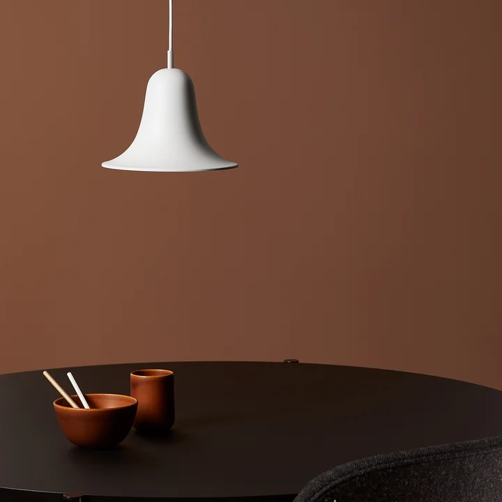 Le luminaire suspendu Pantop de Verpan avec son abat-jour en forme de cloche
