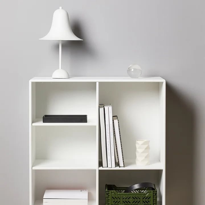 La lampe de table Pantop de Verpan en blanc sur une bibliothèque