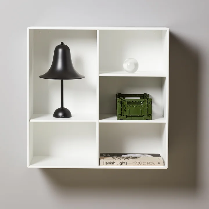 La lampe de table noire mate Pantop de Verpan dans une bibliothèque