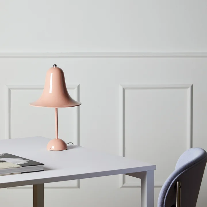 La lampe de table rose Pantop de Verpan sur un bureau blanc