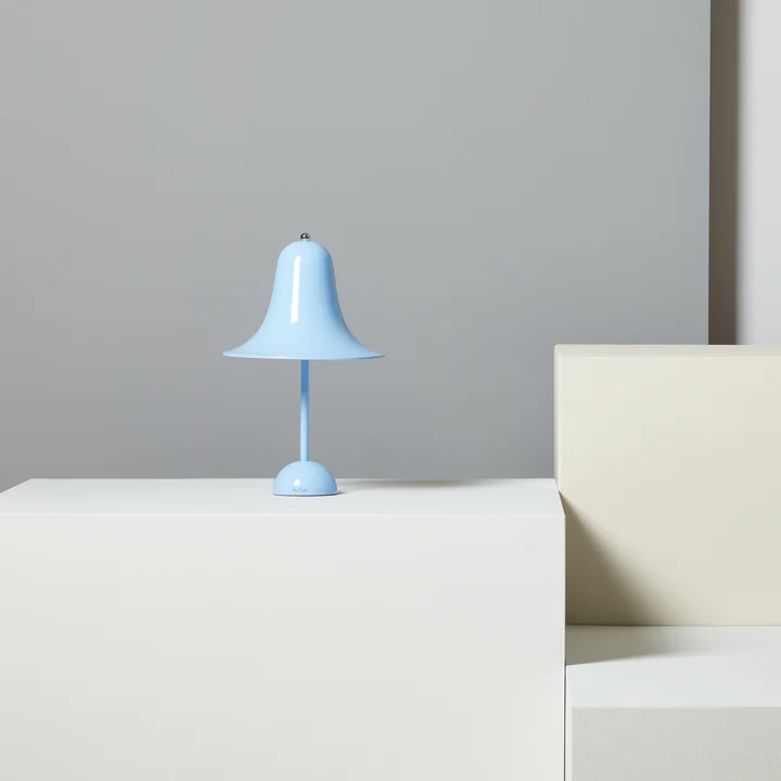 La lampe de table Pantop de Verpan en bleu clair sur un bloc blanc