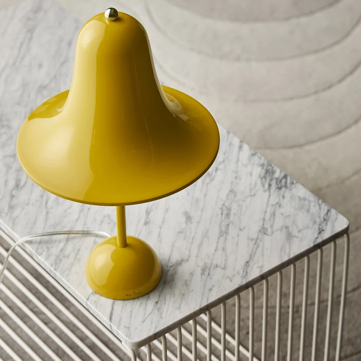 La lampe de table Pantop de Verpan avec son abat-jour en forme de cloche