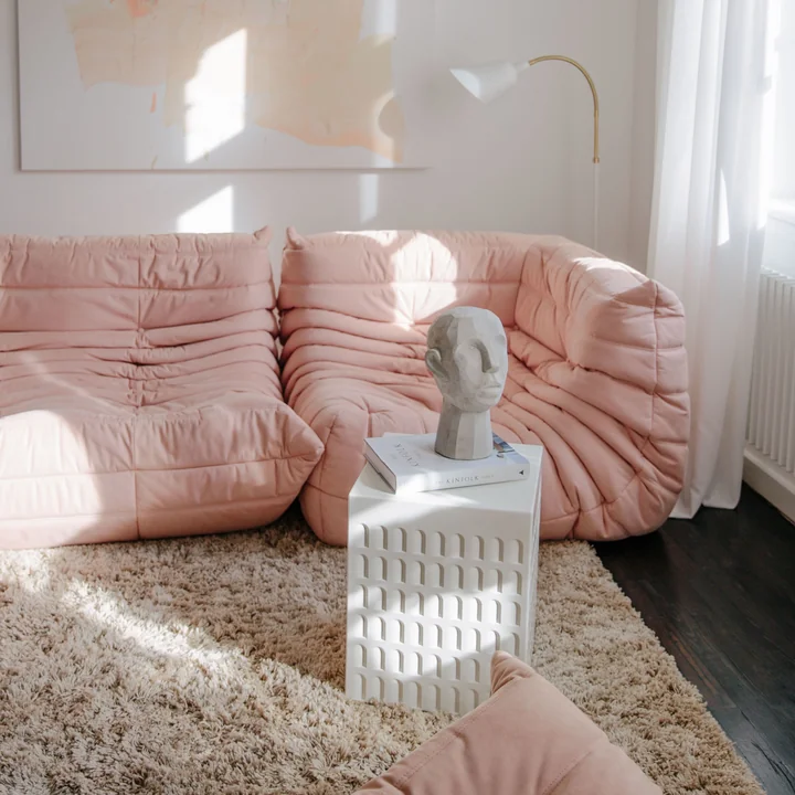 Tabouret et table d'appoint de Kartell dans le salon du Bloggerin Munich avec nous