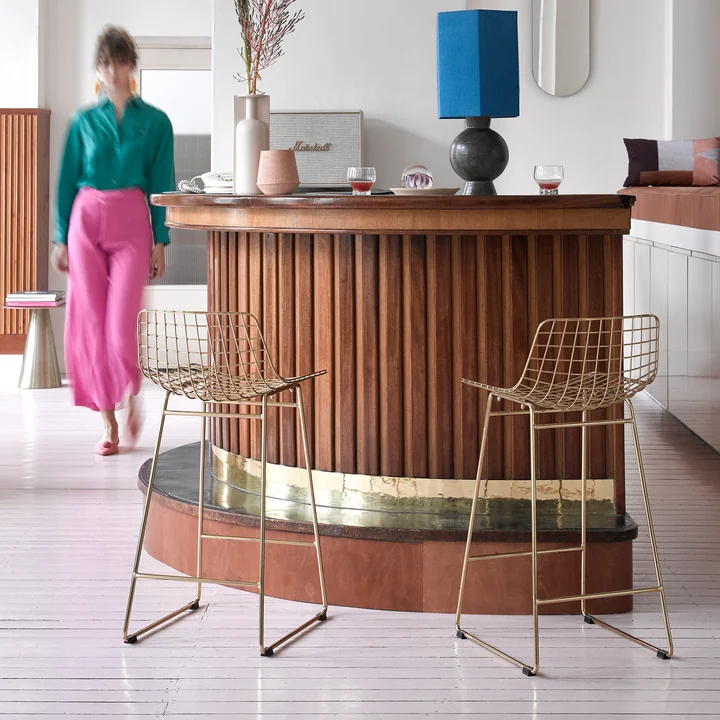 La chaise de bar Wire de HKliving au bar du salon