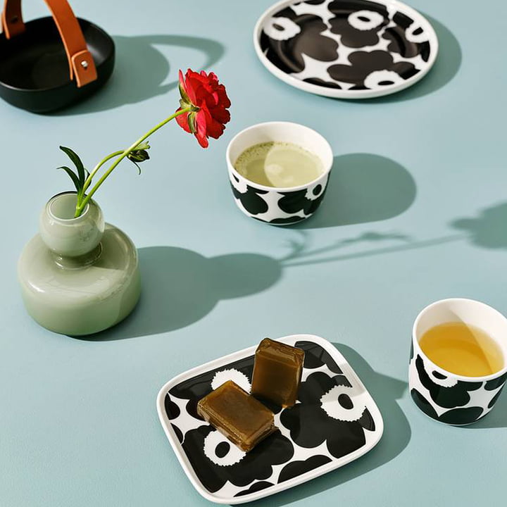 Le motif Unikko de Marimekko sur les plats de service et les tasses