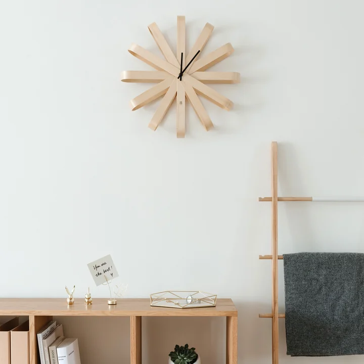 Design en bois brillant sur le mur du bureau