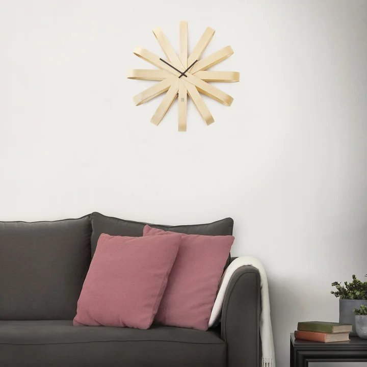 Une horloge élégante en bois dans toutes les ambiances