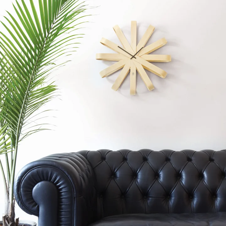 Une horloge en bois élégante, pas seulement dans le salon